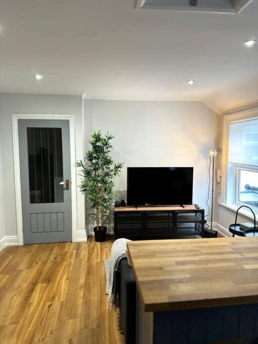 High Wycombe Centre- 2 Bed Flat 아파트 외부 사진