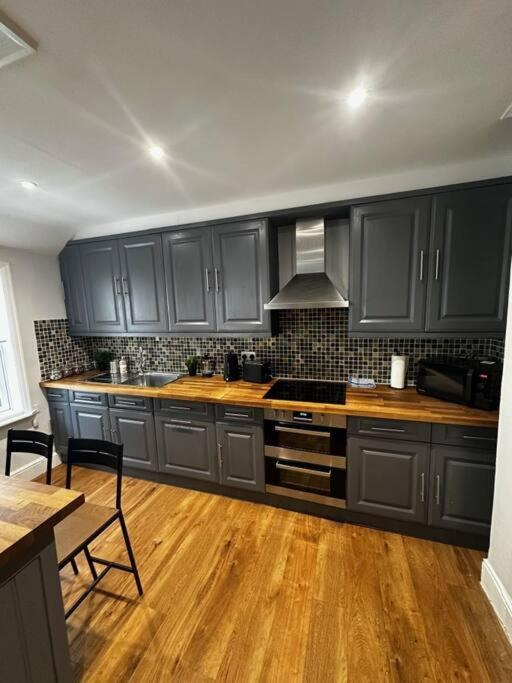 High Wycombe Centre- 2 Bed Flat 아파트 외부 사진